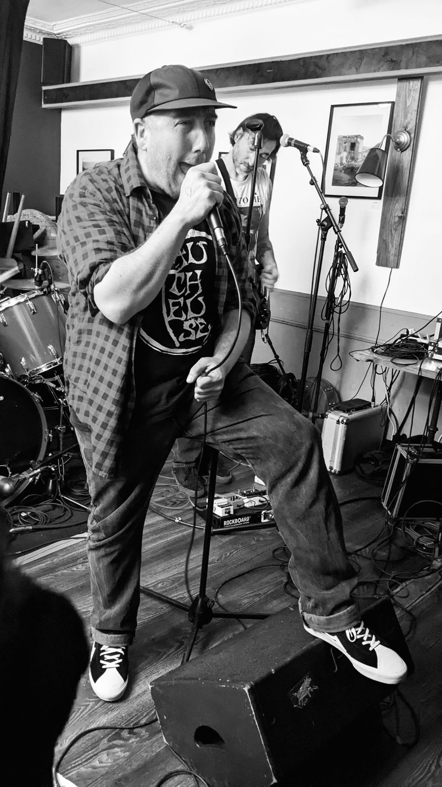 Vigilante en concert — chant lead