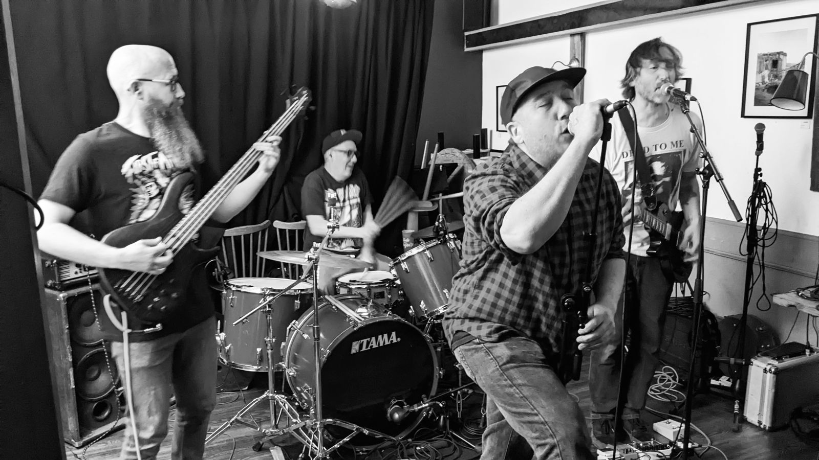 Vigilante en concert — le groupe au complet