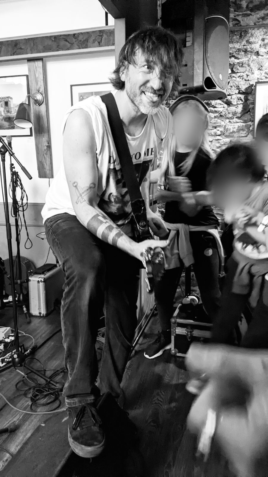 Vigilante en concert — guitare